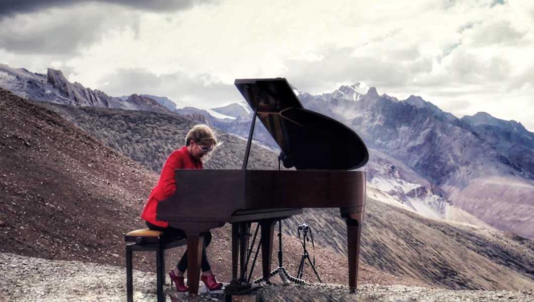 世界上最高海拔钢琴音乐会，女钢琴家在16000英尺的海拔高度缅怀亡母