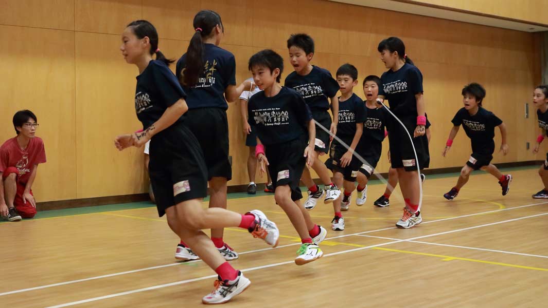 目不暇接！日本小学生再次刷新跳大绳世界纪录