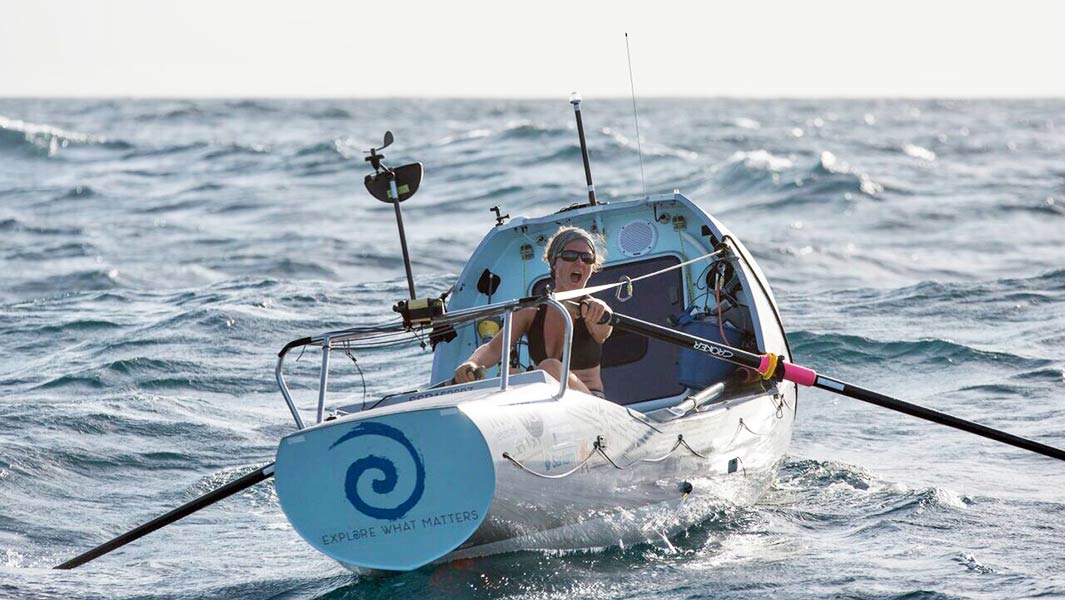 她两次战胜肿瘤，并独自划船横渡大西洋，创造世界纪录