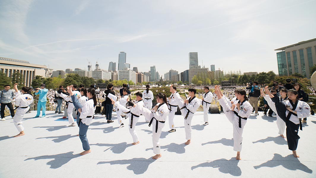 韩国数千人参与“最大规模跆拳道表演”，以此促进和平友好