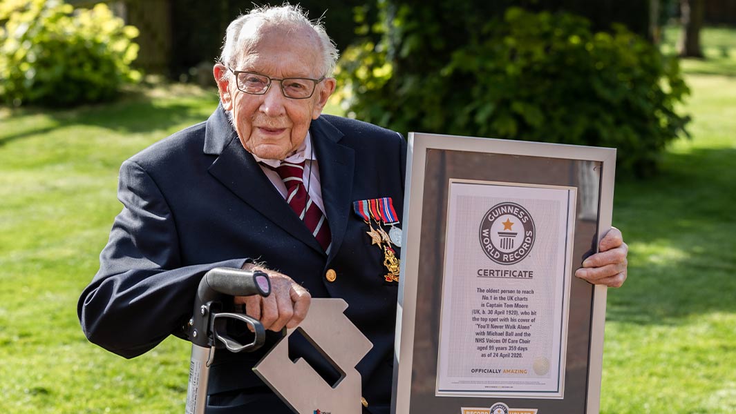 99岁的二战老兵刷新全球筹款纪录，荣登英国排行榜榜首